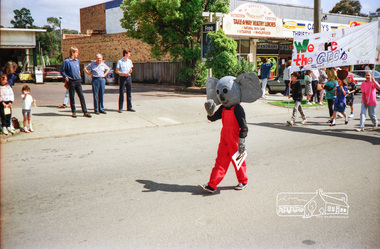 Photograph, Eltham Festival Parade, 11 November 1989; Main Road near the corner with Arthur Street, 11/11/1989