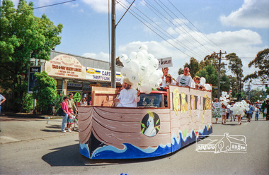 Photograph, Eltham Festival Parade, 11 November 1989; Main Road near the corner with Arthur Street, 11/11/1989