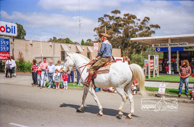 Photograph, Eltham Festival Parade, 11 November 1989; Main Road near the corner with Arthur Street, 11/11/1989