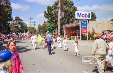 Photograph, Eltham Festival Parade, 11 November 1989; Main Road near the corner with Arthur Street, 11/11/1989