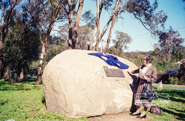 Photograph, Mary Owen, granddaughter of Walter Withers unveils the commemorative plaque on Walter Withers Rock at the corner of Bible and Arthur Streets, Eltham, 13 Oct 1990, 13/10/1990