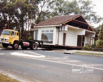 Photograph, House moving, corner Arthur and Bible Streets, Eltham, early 1985, 1985