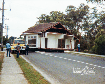 Photograph, House moving, corner Arthur and Bible Streets, Eltham, early 1985, 1985