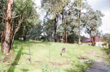 Photograph, Milk Bar at 808 and vacant land at 816 Heidelberg-Kinglake Road, Hurstbridge, c.1980, 1980c
