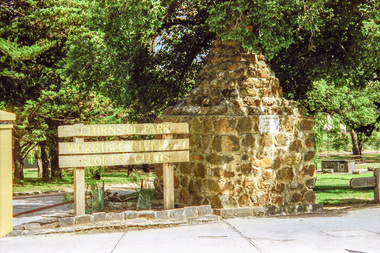 Photograph, Hume and Hovell Monument, 1998