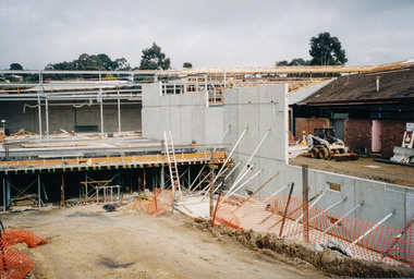 Photograph, Ruth H. Pendavingh, Building of the new Coles store at the corner of Main Road and Arthur Street, Eltham, 1999