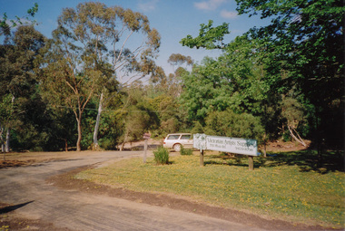 Photograph, Commercial businesses at the corner of Brougham Street and Main Road, Eltham, Oct 2008, 2008