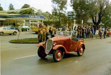 Photograph, Ruth H. Pendavingh, Eltham Festival, Main Road, Eltham, 1975c