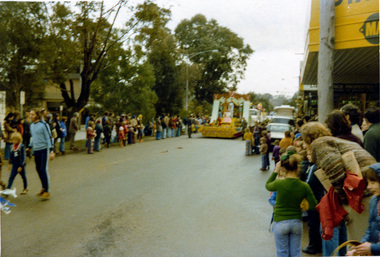 Photograph, Ruth H. Pendavingh, Eltham Festival, Main Road, Eltham