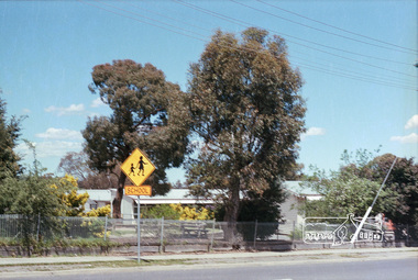 Photograph, Marjorie North, Montmorency State Primary School facing Rattray Road, 1985, 1986