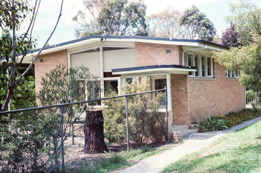 Photograph, Marjorie North, Pre-school and Infant Welfare Centre at rear of Petrie Park, Mountain View Road, Montmorency, Jan 1986, 1986