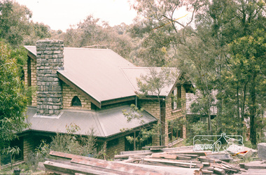 Photograph, Marjorie North, Mud brick house, Napier Crescent, Montmorency, 16 Dec 1985, 1986