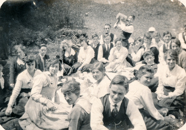 Photographs, Group shots of family and friends of Leslie Beard and his wife Lois (nee Wright), ca1920s