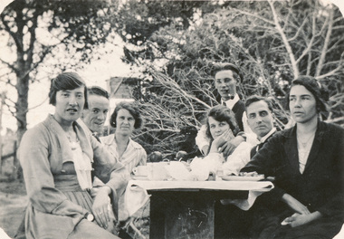 Photographs, Group shots of family and friends of Leslie Beard and his wife Lois (nee Wright), ca1920s