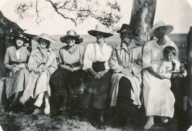 Photographs, Group shots of family and friends of Leslie Beard and his wife Lois (nee Wright), ca1920s