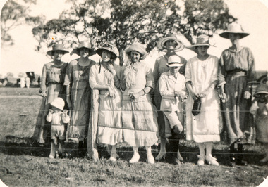 Photographs, Group shots of family and friends of Leslie Beard and his wife Lois (nee Wright), ca1920s