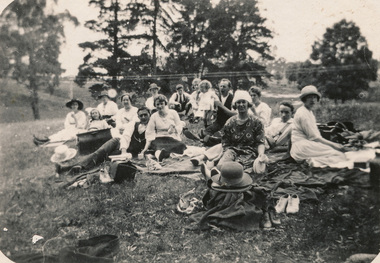 Photographs, Group shots of family and friends of Leslie Beard and his wife Lois (nee Wright), ca1920s