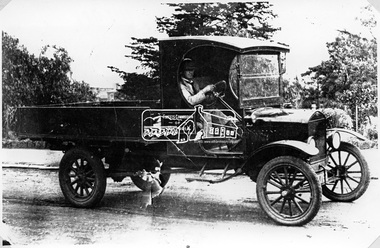 Photograph, Forests Commission automobile, 26 December 1895
