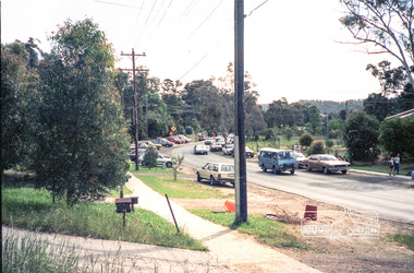 Photograph, School pick-up traffic from Eltham East Primary School, Grove Street, c.April 1987