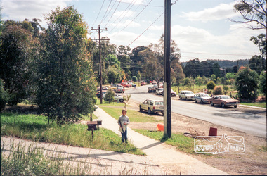 Photograph, School pick-up traffic from Eltham East Primary School, Grove Street, c.April 1987