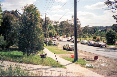 Photograph, School pick-up traffic from Eltham East Primary School, Grove Street, c.April 1987