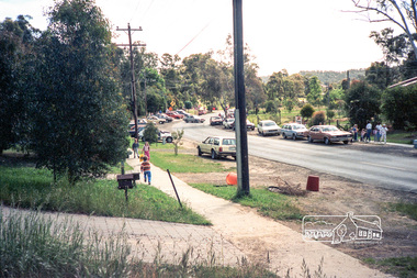 Photograph, School pick-up traffic from Eltham East Primary School, Grove Street, c.April 1987