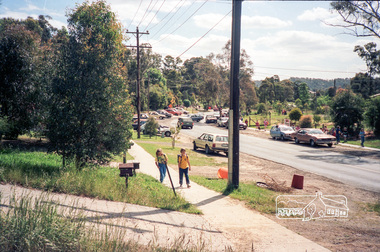 Photograph, School pick-up traffic from Eltham East Primary School, Grove Street, c.April 1987