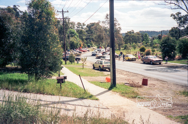 Photograph, School pick-up traffic from Eltham East Primary School, Grove Street, c.April 1987