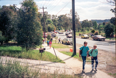 Photograph, School pick-up traffic from Eltham East Primary School, Grove Street, c.April 1987