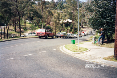 Photograph, School pick-up traffic from Eltham East Primary School, Beard Street, c.April 1987