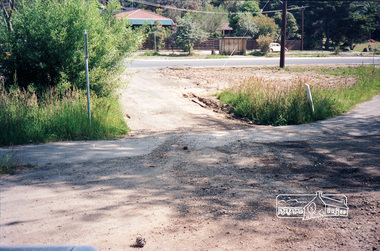 Photograph, Reynolds Road at intersection with Main Road, Research, c.April 1987