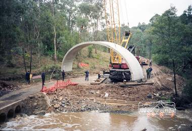 Photograph, Bridge construction over the Diamond Creek, Charlber Lane, St Andrews, 3 August 1989