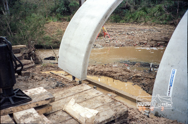 Photograph, Bridge construction over the Diamond Creek, Charlber Lane, St Andrews, 3 August 1989, 3 August 1989