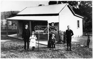 Photograph, Coleman family and home, Main Road, Eltham, c.1909