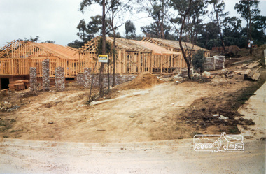 Photograph, Building development cnr Leane Drive and Long Valley Way, Eltham, 1985