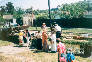 Photograph, Joh Ebeli, Setting up in Cecil Street, Eltham Festival Community Parade, 7 November 1987, 07/11/1987