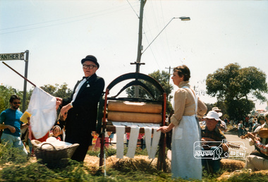 Photograph, Garnet Burges and Sue Law, Eltham Festival Community Parade, 7 November 1987, 07/11/1987