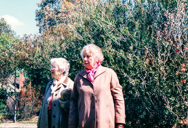 Photograph, Peter Bassett-Smith, Unveiling ceremony of the Memorial Plaque at corner of Main Road and Pitt Street, Eltham commemorating the 20th Anniversary of Eltham District Historical Society, 10 October 1987, 10/10/1987