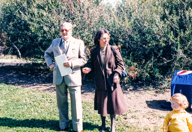 Photograph, Unveiling ceremony of the Memorial Plaque at corner of Main Road and Pitt Street, Eltham commemorating the 20th Anniversary of Eltham District Historical Society, 10 October 1987, 10/10/1987