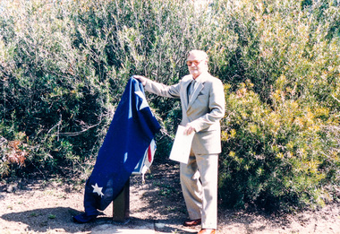 Photograph, Peter Bassett-Smith, Unveiling ceremony of the Memorial Plaque at corner of Main Road and Pitt Street, Eltham commemorating the 20th Anniversary of Eltham District Historical Society, 10 October 1987, 10/10/1987
