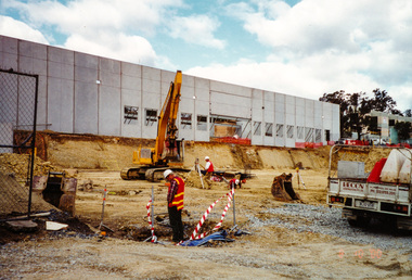 Photograph, Peter Bassett-Smith, New Safeway Supermarket construction site, Arthur Street, Eltham, 10 August 2000, 10/08/2000