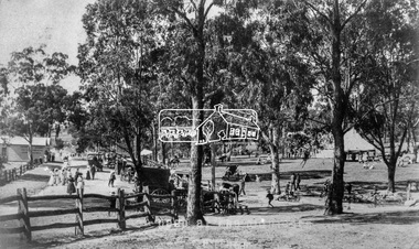 Negative - Photograph, Tom Prior (prob.), A peep at the picnickers, Eltham, c.1904
