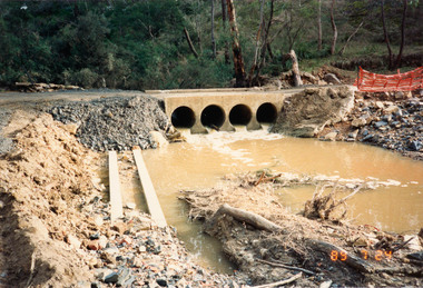 Photograph, Bridge construction over the Diamond Creek, Charlber Lane, St Andrews, 24 July 1989, 24 Jul 1989