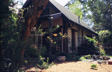 Photograph, Gayle Blackwood, Mudbrick house, Eltham district, c.2002