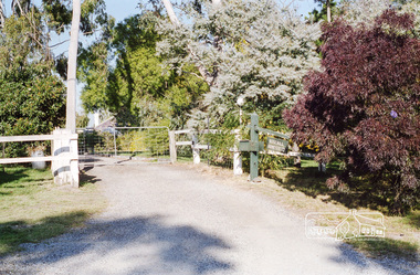 Photograph, Entrance to Rosehill, Bonds Road, Lower Plenty, Autumn Excursion to Lower Plenty area, 18 April 1998, 18/04/1998