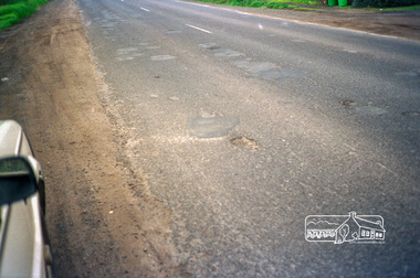 Photograph, Kangaroo Ground-Warrandyte Road, Kangaroo Ground, c.1988, 1988c