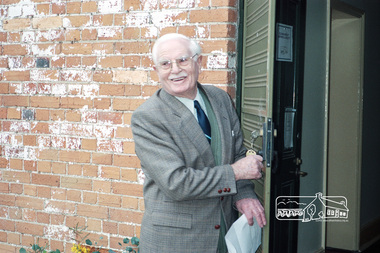Photograph, Peter Bassett-Smith finds the key that fits, Opening Ceremony of Local History Centre, 728 Main Road, Eltham, 12 July 1998, 12/07/1998