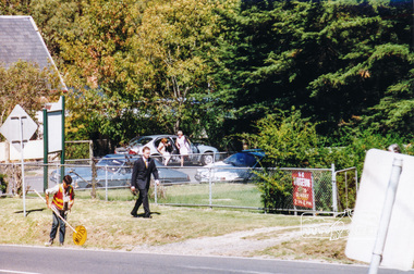 Photograph, Peter Bassett-Smith, Visit by The Honourable Sir James Augustine Gobbo AC CVO QC, Governor of Victoria, to the Andrew Ross Museum, Kangaroo Ground, 2 March 2000, 02/03/2000