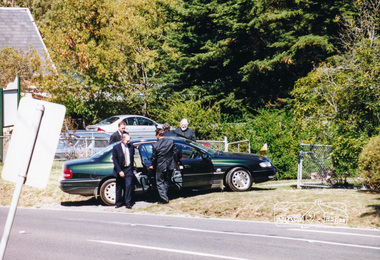 Photograph, Peter Bassett-Smith, Visit by The Honourable Sir James Augustine Gobbo AC CVO QC, Governor of Victoria, to the Andrew Ross Museum, Kangaroo Ground, 2 March 2000, 02/03/2000
