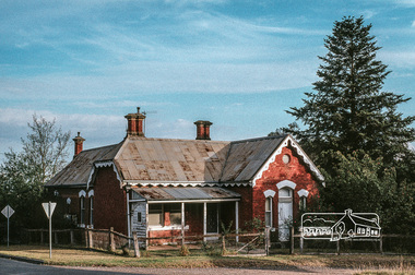 Photograph, Fred Mitchell, Old brick home, Yarra Glen, 1991